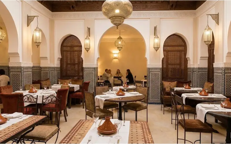 Tables professionnelles pour salle de restaurant à Fès Maroc